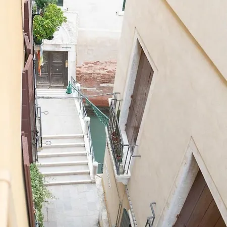 Ca' Pesaro Rooftop Terrace Apartment. * Venise