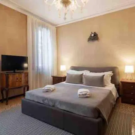 Ca' Pesaro Rooftop Terrace Apartment. * Venise