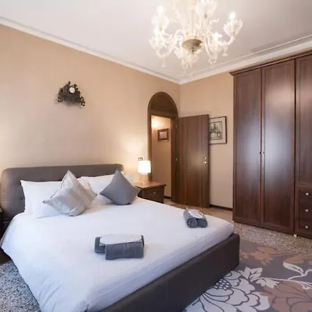 Ca' Pesaro Rooftop Terrace Apartment. Appartement Venise