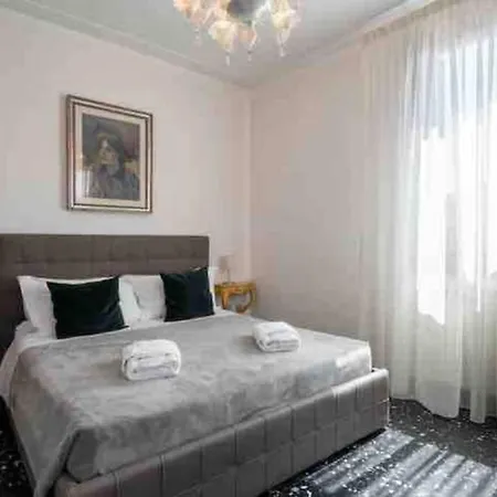 Ca' Pesaro Rooftop Terrace Apartment. Appartement Venise
